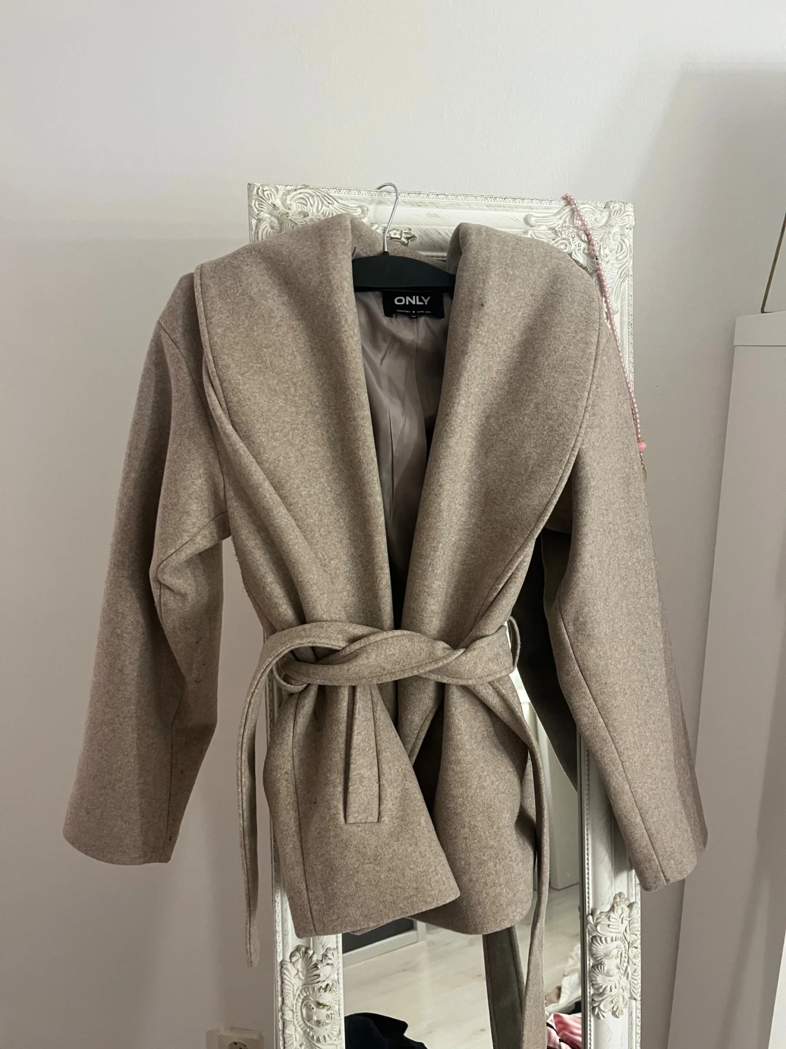 Beige omlott kappa från ONLY