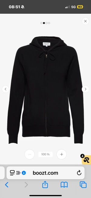 SOFT GOAT ZIP HODDIE - En så snygg SOFT GOAT HODDIE.   NYPRIS: 2900kr.    STOLEK: S.                Bra skick men lite nopprig men går att ta bort med en noppermaskin. Ska se om jag hittar en hemma isf kan jag ta bort dem.   UNISEX.     PRIS KAN DISKUTERAS.