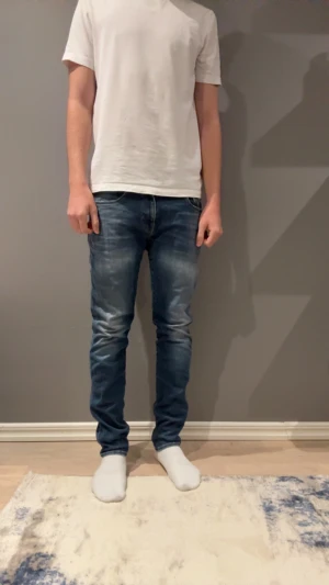 Blåa Replay anbass Jeans - Riktigt feta Replay jeans med en skön blå tvätt. Storlekslappen är borta men de sitter som 32/32. Mycket bra skick. Pris kan diskuteras vid snabbaffär!