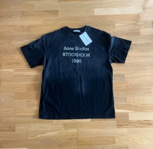 Acne Studios T-Shirt - Helt ny Acne Studios T-Shirt i storlek Large. Tyckte den var lite stor för mig och jag är en 188cm lång.