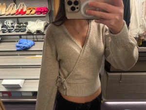 Beige & other stories omlottskofta  - Superfin beige stickad tröja med omlott-design och knyt i sidan. Tröjan kommer inte till användning o därför säljs💗