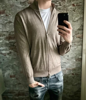 Gran Sasso Fullzip - Mycket fint skick, lappen vid nacken är borta. Storlek M passar dig som är mellan 180-185cm ungefär. Nypris ca 3000kr. Modellen är 185 cm, 79 kg. Självklart äkta - Kolla bara recensionerna! Passar bra nu till vintern. Skriv för mer information!🤝