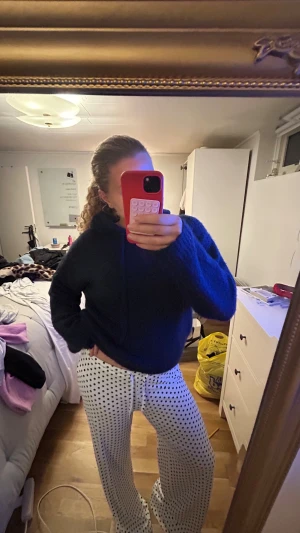 Mörkblå stickad hoodie från Gina Tricot - Mysig mörkblå hoodie från Gina Tricot i stickat material. Tröjan har huva med snörning och långa ärmar med lite oversized känsla. Perfekt för dig som gillar en chill och trendig look. Snygg att styla med jeans eller mjukisbyxor.