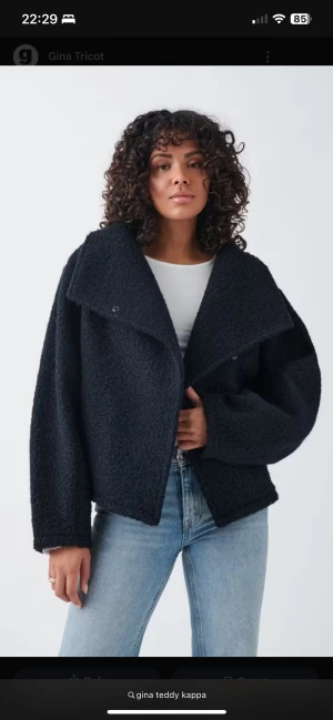 Svart teddyjacka från Gina Tricot - Säljer en svart teddyjacka från Gina Tricot med oversized krage och loose passform. Jackan är tillverkad i mjukt teddy-material och har långa ärmar. Perfekt för dig som vill ha en cool och mysig look under höst och vinter.