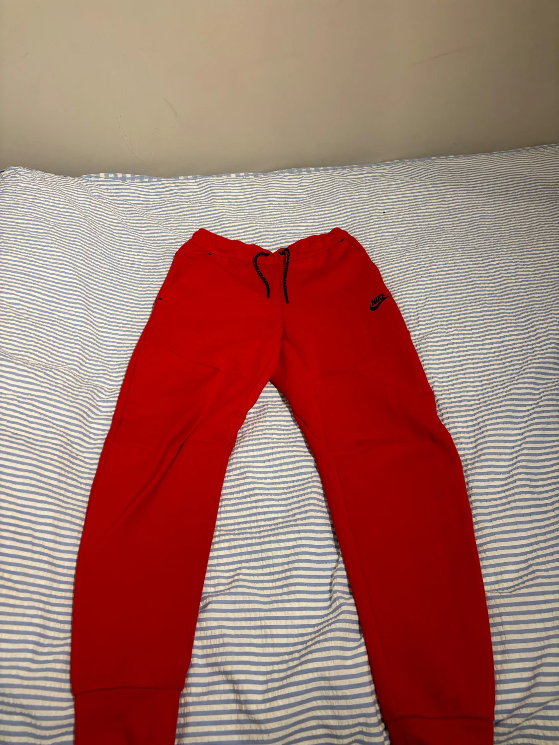 Röda Nike tech mjukisbyxor 