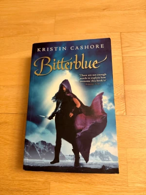 Bitterblue by Kristin Cashore English - Upptäck en episk berättelse om mod och mysterier! Bitterblue är drottning i ett land fyllt av hemligheter och faror. Hon smyger ut i natten, möter tjuvar och avslöjar sanningen om sitt förflutna. Perfekt för dig som älskar spänning, fantasy och starka hjältar!