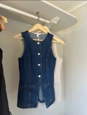 Mörkblå jeansväst från H&M - Jeansväst /denimväst från H&M. Omvänd, etiketter kvar. Storlek 36z