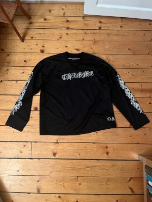 långärmad meshtröja från chrome hearts - Långärmad mesh-tröja från Chrome Hearts i storlek large. Använd en gång men i nästan perfekt skick.