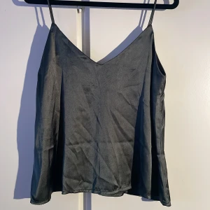 Olivgrönt sidenlinne lager 157 - Topp från lager 157 storlek s