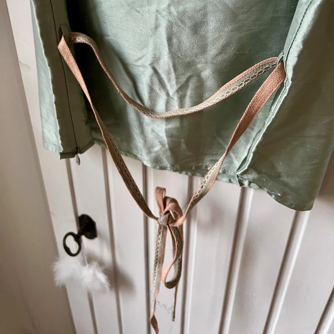 Mintgrön broderad linnetopp i siden - 2