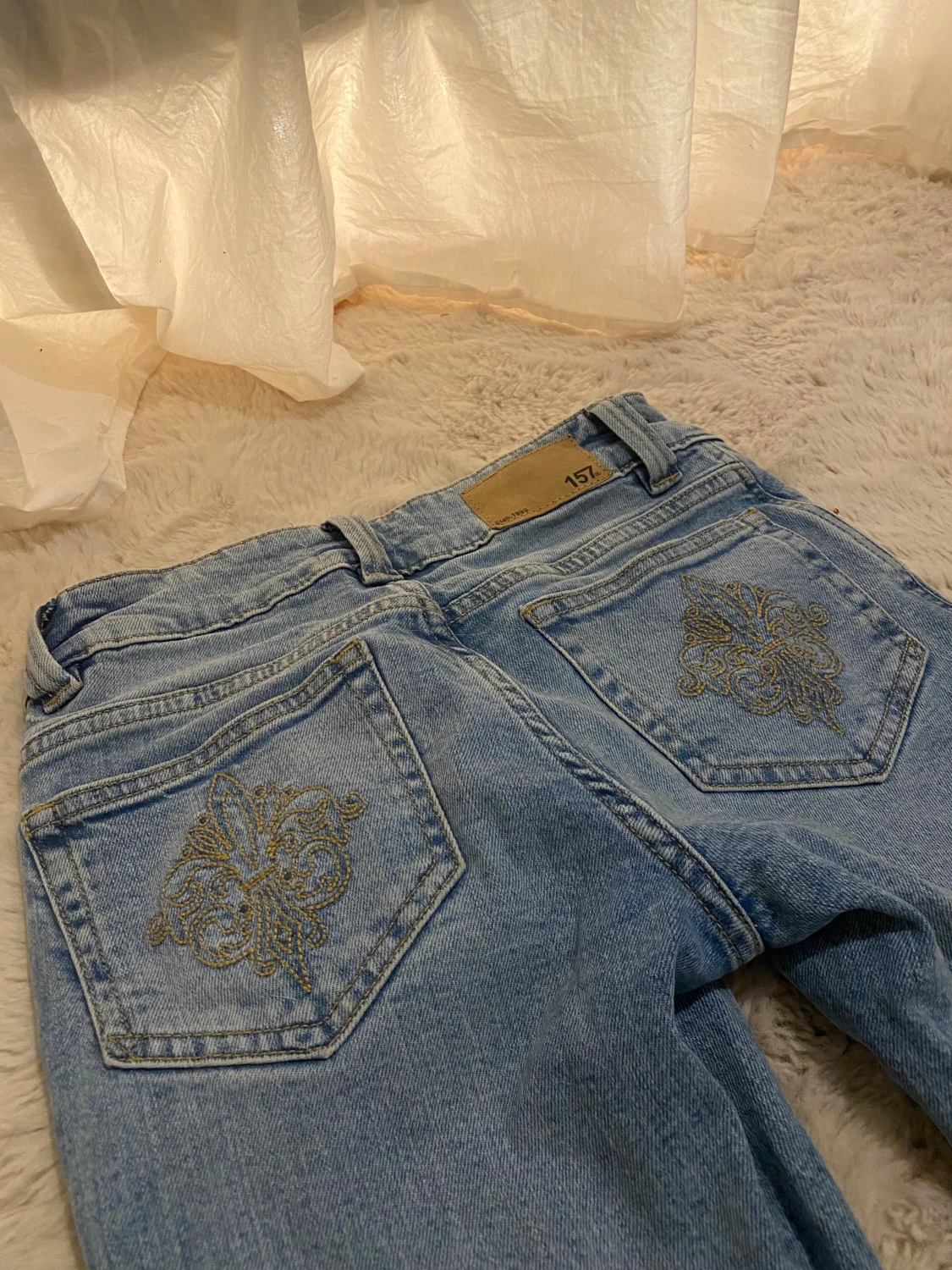 Bootcut jeans med broderi från Lager157