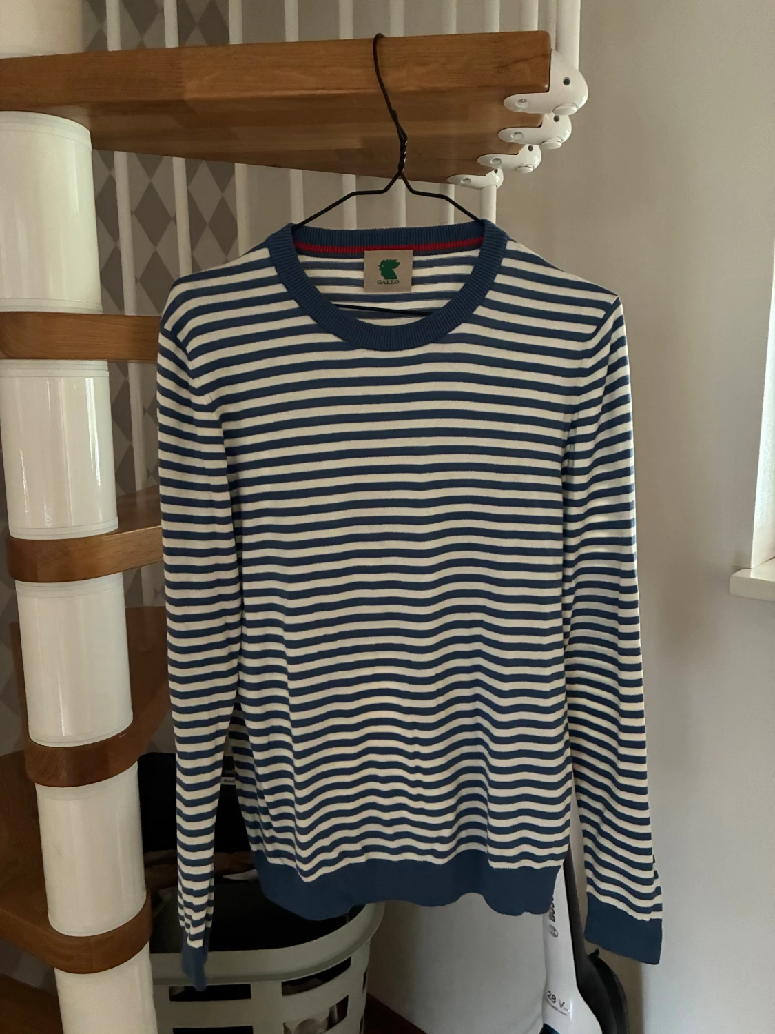 Randig ljusblåvit tröja från Gallo