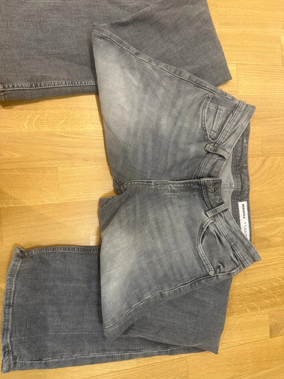 Grå lågmidjde  jeans från Bershka