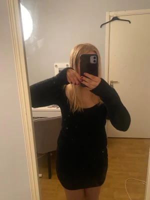 stickad klänning - säljer för att den inte kommer till användning, aldrig använt 