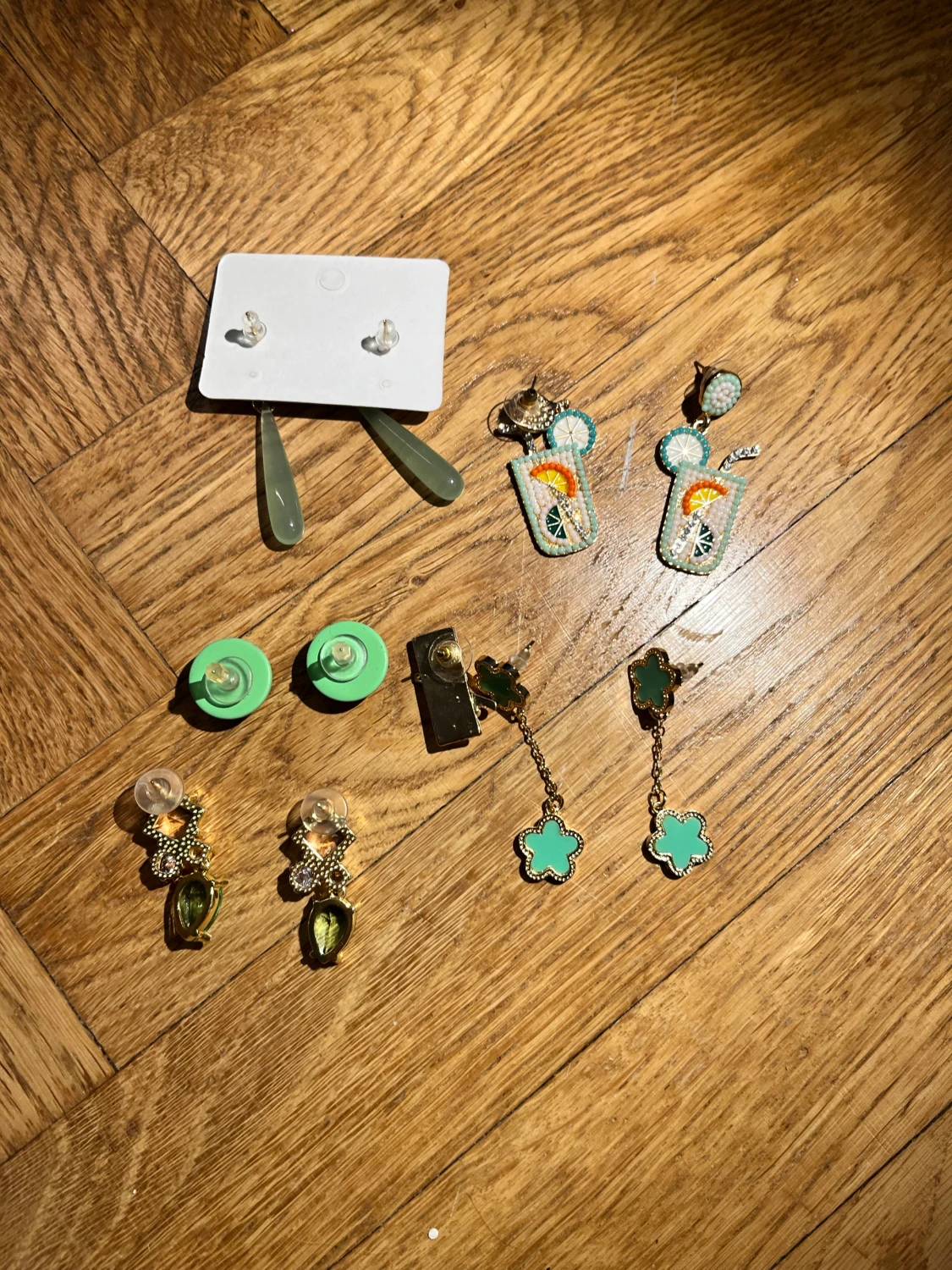 Mix av fem par örhängen i grönt