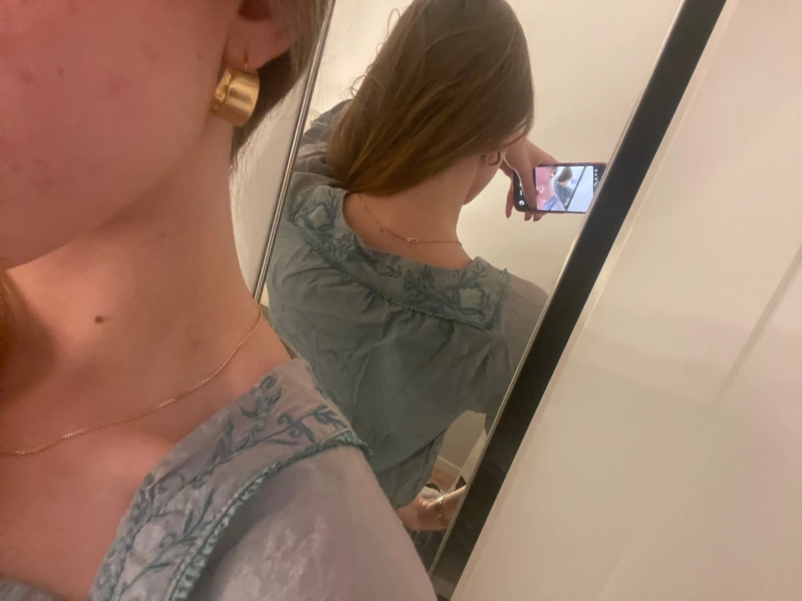 Blå broderad blus med puffärm - 2