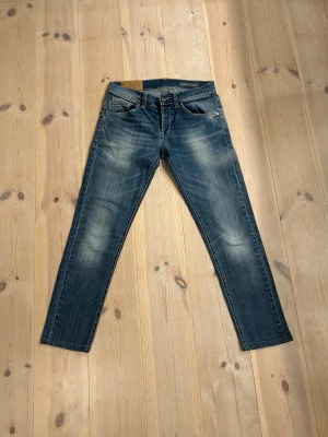 Dondup jeans - Dondup jeans i mycket bra skick | Modell: Ritchie sitter som George | Midja: 35,5cm, Längd: 90cm | Skriv vid frågor eller diskussion om pris✍🏼| Frakt inom 48h📦
