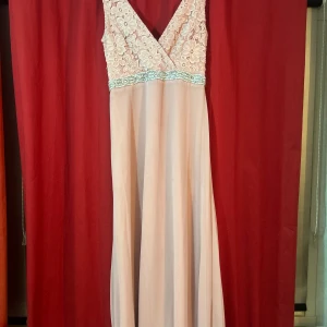 Ljusrosa långklänning med spets - Från Lindex köpte den för länge sen och den har legat i garderoben sen dess hoppas nån annan tycker om den strl M 