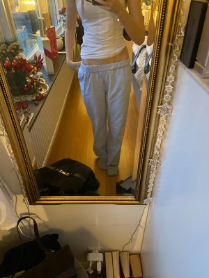 Blå randiga Mjukis byxor 🩵 - Säljer blå/vit randiga mjukis från studio seven designs🩵Jätte sköna att gå runt med, mysig hemma look, medans dom är väldigt söta!!