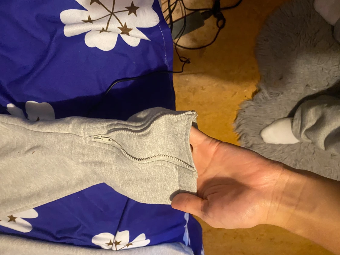 Grå mjukisbyxor med tryck och dragkedja - 1