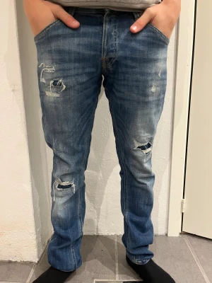 Jack & jones jeans  - Säljer ett par feta Jack & jones jeans men snygga slitningar. storlek:29/32 slimfit🔥tveka inte att ställ frågor 