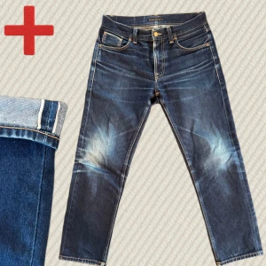 Nudie Jeans Gritty Jackson Dry Maze Selvedge - Ett par riktigt fina Gritty Jackson Dry Maze Selvedge i storlek 30/30. Skriv om du har frågor!  Mått: Midja – 41 cm, Lår – 29 cm, Innersöm – 72,5 cm, Yttersöm – 96 cm, Benöppning – 18,5 cm