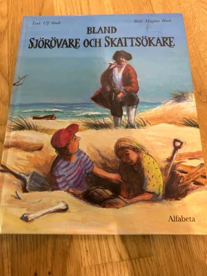 Bland sjörövare och skattsökare - Upptäck piraternas värld med spännande berättelser om sjörövare, skattjakter och äventyr till havs! Färgstarka illustrationer och fascinerande fakta om piraternas liv, deras strider och gömda skatter gör boken perfekt för dig som gillar action och historia.