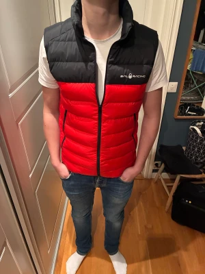 Sail racing väst - En riktig go sail racing väst. Nypris 1600kr mitt pris 250kr Storlek är 170 men passar mer som S. Modellen är 180cm och väger 69kg. Skick 10/10Skriv vid minsta fundering mvh Lysekilsgarderoben.