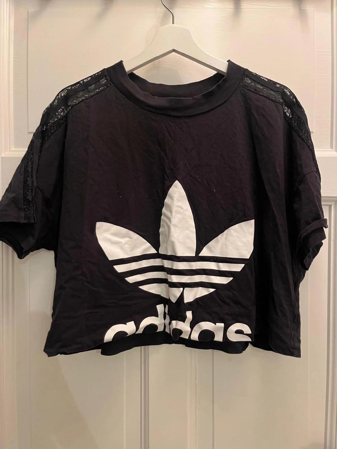 Svart croppad Adidas t-shirt med spets - 2
