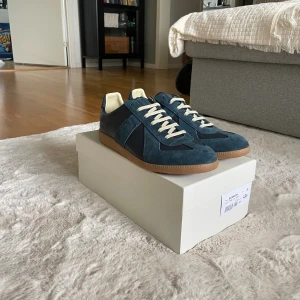  maison margiela gats/ KVITTO FINNS  - Säljer dessa ÄKTA maison margiela gats i mörkblå färg de är helt oanvända endast lite skada på boxen därför säljer jag dem lite billigare. Säljer dem för att dom var för stora. De är köpta på farfetch och kvitto finns. Priset går att diskutera 