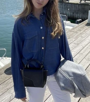 Zara denimskjorta  - Säljer denna snygga skjortan med guldiga knappar, som även går att ha som jeansjacka på våren!! Jätteskönt material. Knappast använd  