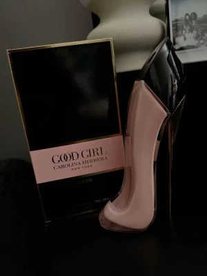 Good Girl Blush EdP - Good Girl Blush från Carolina Herrera kommer i en ikonisk stilettflaska och är perfekt för dig som vill sticka ut. Volym och ingredienser syns ej på bilden.