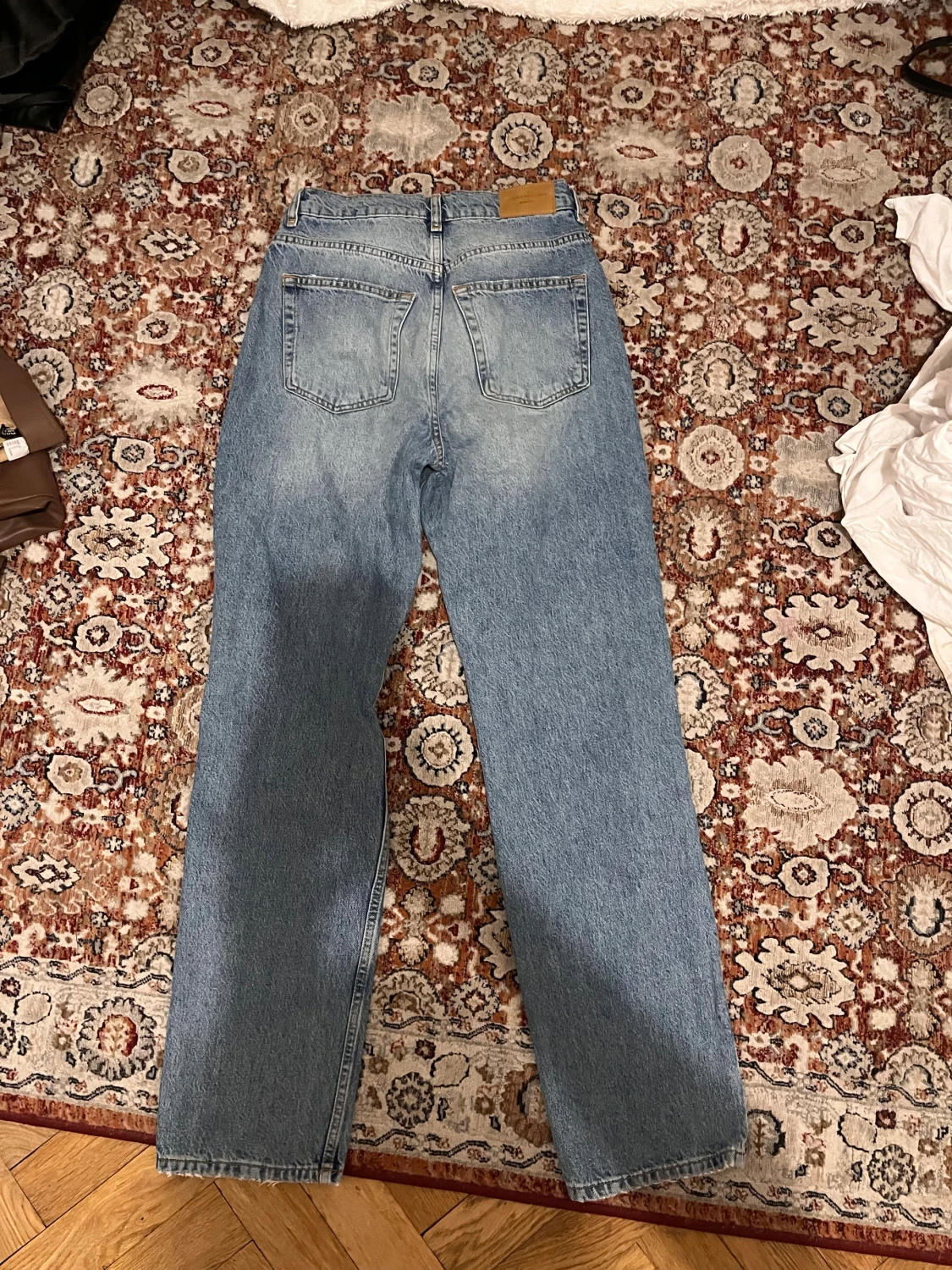  ljusblå jeans med slitningar - 1