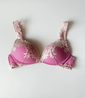 Intimissimi bh slutsåld  - Säljer denna intimissimi push up-bh som är slutsåld, köpt från Zalando. Nypris från Zalando är 639kr. Jätteskön och använd fåtal gånger🩷