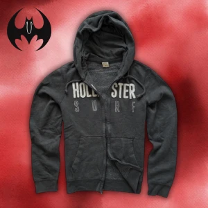 Mörkgrå Hoodie zip Hollister - Mörkgrå Hoodie från Hollister med vit broderad text på bröstet | Size S/M | Längd: 65cm Armlängd 68cm Axelbredd: 42 | Passar mellan från 162-174 cm