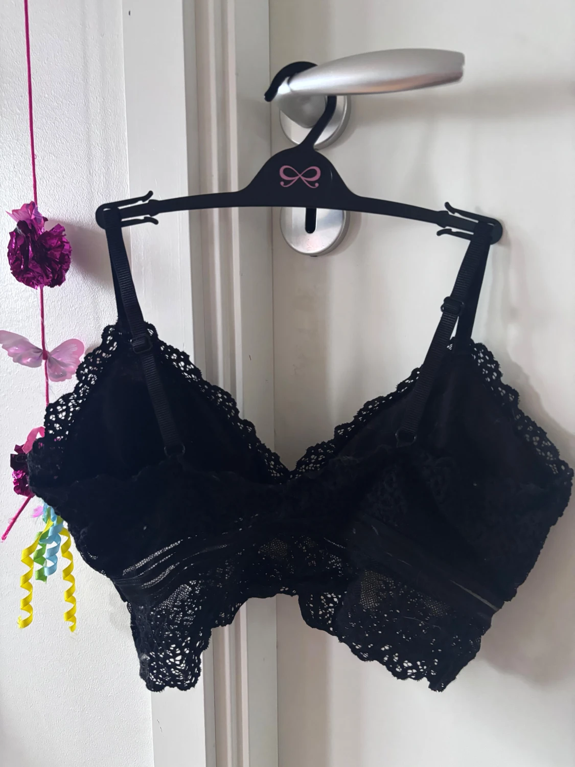 Svart spetsig linnetopp med justerbara band - 3