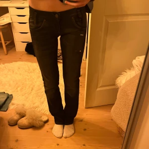 Svarta jeansbyxor - Snygga raka jeans. De har klassisk femficksdesign och en knappgylf. Perfekta för en stilren look. Helt nya med lappar kvar, från lee, mörkgrå i färgen. 