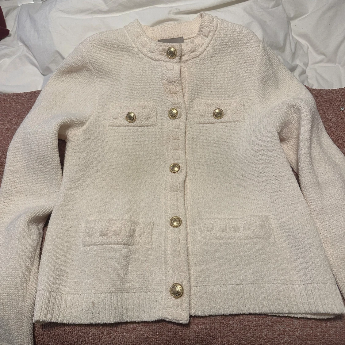 Vit kofta med guldknappar - 2