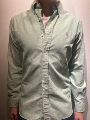 👔 Ralph Lauren - S, Ljusgrön, Fint skick!  - Klassisk Ralph Lauren skjorta i grymt snygg färg och skönt material, kanon för alla sorters tillfällen!🙌🏼 📏 Storlek: S 🎨 Färg: Ljusgrön 🔍 Skick: Fint skick! Pris: 350kr 💫