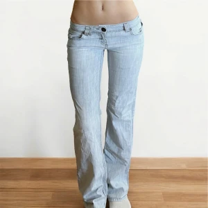 Ljusblå utsvängda lågmidjade jeans  - Jätte fina vintage ljus blå bootcut jeans från reactive, skulle säga en mindre S/36💗// midja 37cm tvärsöver, innerbenslängd 80cm / inga defekter 💕