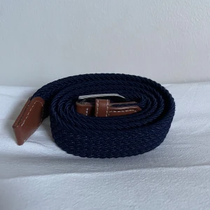 Grisch bälte - Säljer nu ett av mina bälten då jag har för många! | Väldigt bra skick och väldigt bekvämt. | Navy/mörkblå färg. | Släng iväg en signal vid funderingar så svarar jag snabbt. |