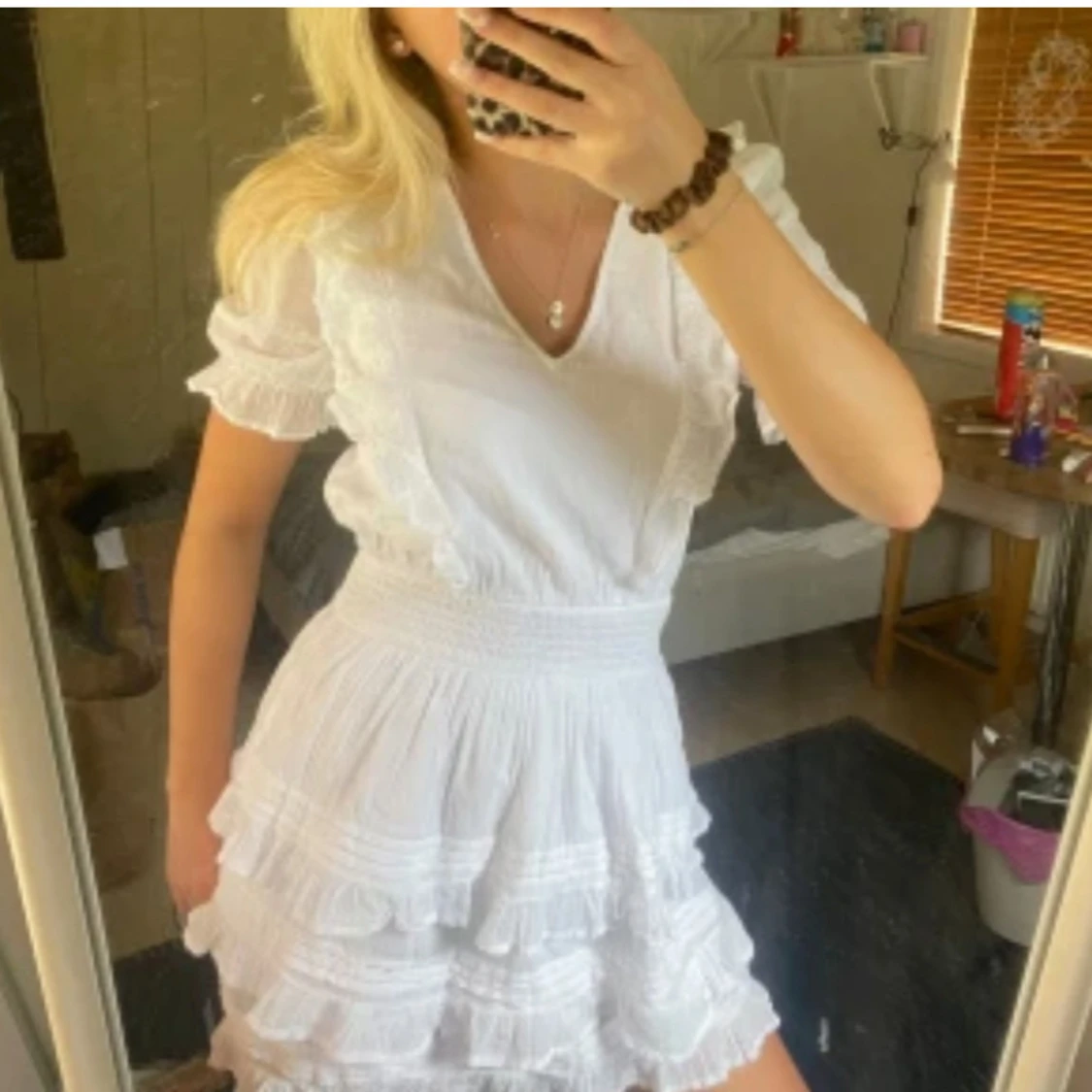 Vit volangklänning med spetsdetaljer