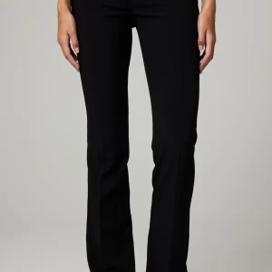 Svarta lågmidjade bootcut kostymbyxor - Snygga svarta kostymbyxor i bootcut med låg midja. Säljer då dom tyvärr har blivit för stora på mig. Jag är 180 och dom sitter perfekt i längden. Ganska små i storleken. Pris pågrund av att det är lite smått slitna vid fötterna. Köpte för 500kr kan gå ner till 250kr.