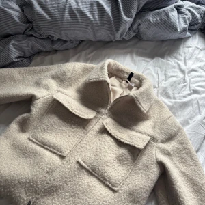 Beige teddyjacka från H&M, stl S - Säljer en teddyjacka från HM som är perfekt nu till hösten, den är knappt använd💘 Skriv om ni undrar något eller om ni vill ha fler bilder💘