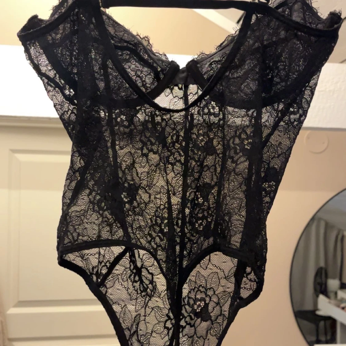 Svart spetsig body  blommönster