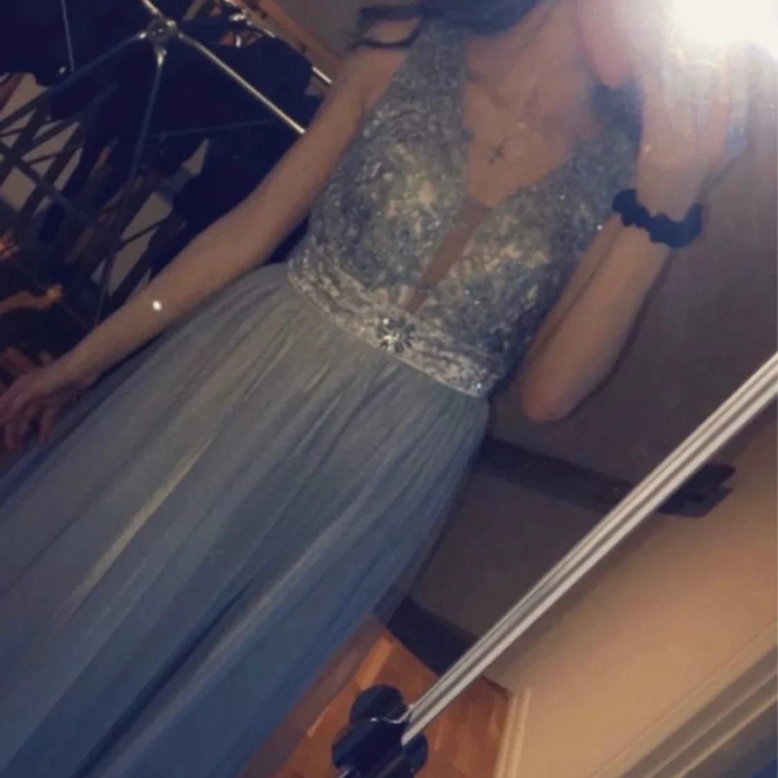 Ljusgrå balklänning med spetsdetaljer - 2