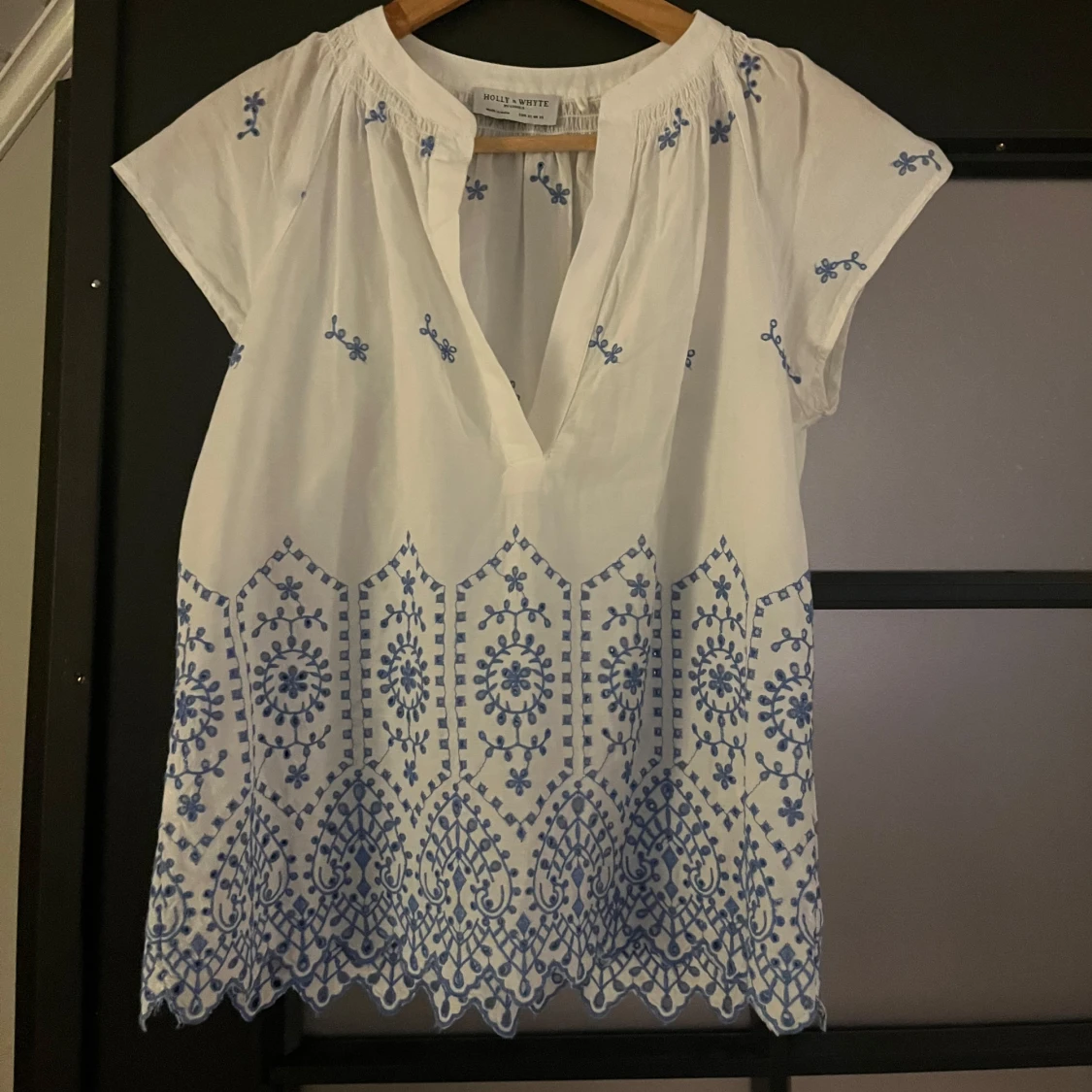 Vit blus med blå broderi Holly & Whyte