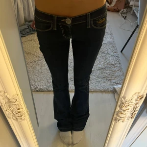 Lågmidjade bootcut jeans - Säljer dessa lågmidjade bootcut jeans i en mörkblå färg! De är lite stretchiga så skulle säga att de både passar en xs och s!