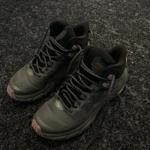 Hoka hike skor - Vandringsskor från Hoka i storlek 36&2/3💕 Använda en enda gång, alltså i nyskick! Passar en smalare fot Nypris 3000kr