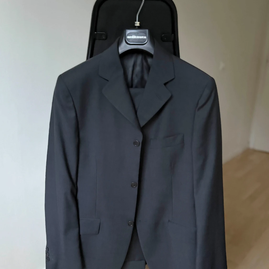 Helsvart kostym – Medi, Made in Italy (stl 46)